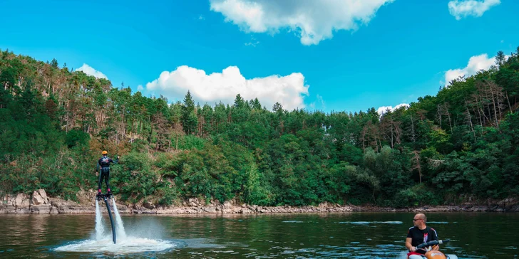 Adrenalinový zážitek na flyboardu: instruktáž, pomůcky a 10 minut letu na Orlíku