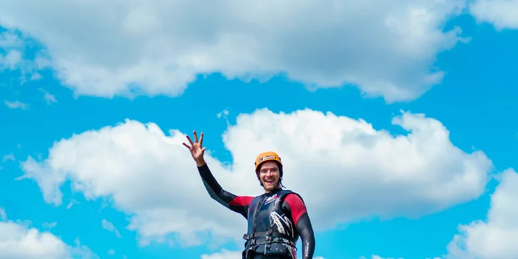 Adrenalinový zážitek na flyboardu: instruktáž, pomůcky a 10 minut letu na Orlíku