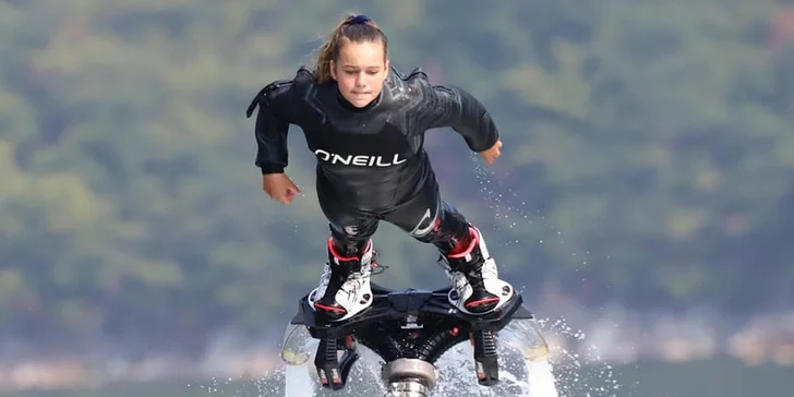 Adrenalinový zážitek na Flyboardu: instruktáž, pomůcky a 10 minut letu