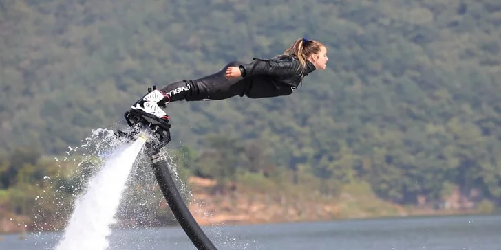 Adrenalinový zážitek na Flyboardu: instruktáž, pomůcky a 10 minut letu