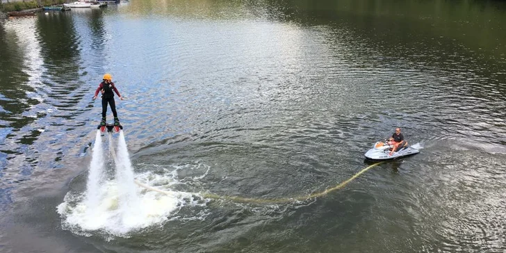 Adrenalinový zážitek na Flyboardu: instruktáž, pomůcky a 10 minut letu