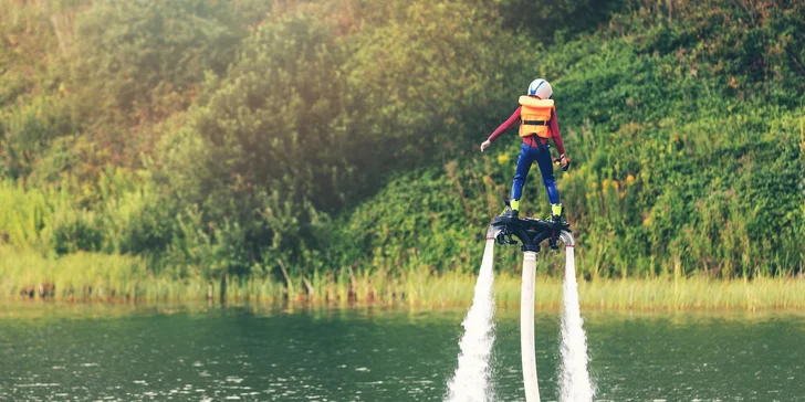 Adrenalinový zážitek na flyboardu: instruktáž, pomůcky a 10 minut letu na Orlíku
