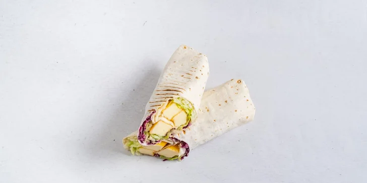 Velký talíř kebabu s masem nebo vege kebab v tortille a nápoj podle výběru