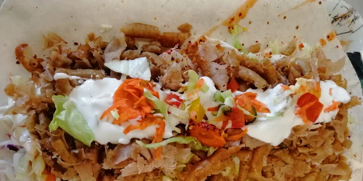 Pořádné jídlo: dürüm, döner, talíř kebabu s hranolky nebo falafel i s nápojem