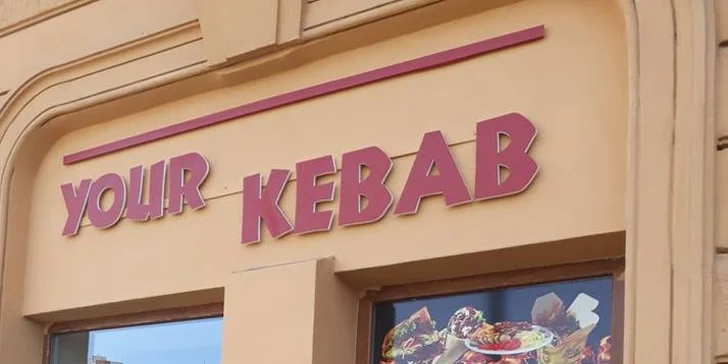 Pořádné jídlo: dürüm, döner, talíř kebabu s hranolky nebo falafel i s nápojem