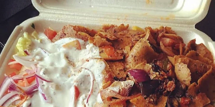 Pořádné jídlo: dürüm, döner, talíř kebabu s hranolky nebo falafel i s nápojem