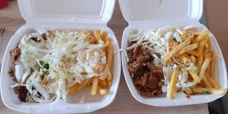 Pořádné jídlo: dürüm, döner, talíř kebabu s hranolky nebo falafel i s nápojem