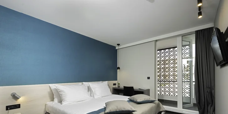 Pokoj je vybaven manželskou postelí, klimatizací, minibarem pro osvěžení a samozřejmostí je televize a Wi‑Fi.