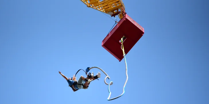 Užijte si pořádný adrenalin: bungee jumping z 90 m v polském městě Chorzów, sólo i tandem