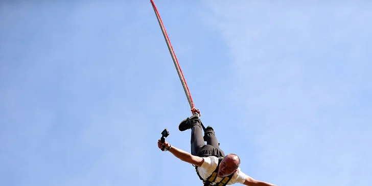 Užijte si pořádný adrenalin: bungee jumping z 90 m v polském městě Chorzów, sólo i tandem