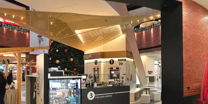 Medovník s frozen yogurtem a karamelovou kávou na 4 pobočkách v Praze