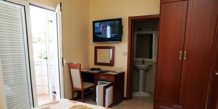 Pobyt až pro 6 osob v Černé Hoře: vstup do moře přímo u hotelu, snídaně, bazén s lehátky a slunečníky