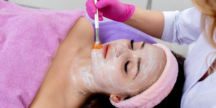Základní nebo hydratační kosmetické ošetření pleti: peeling, sérum, maska i masáž