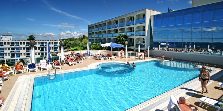 Parádní odpočinek v Chorvatsku: 3* hotel s polopenzí+, bazénem a programem pro děti