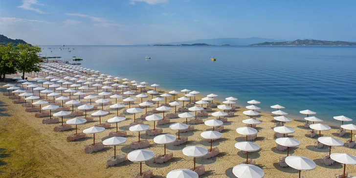 7 nocí na Chalkidiki: 4* hotel na písečné pláži, bazén, all inclusive a letenka