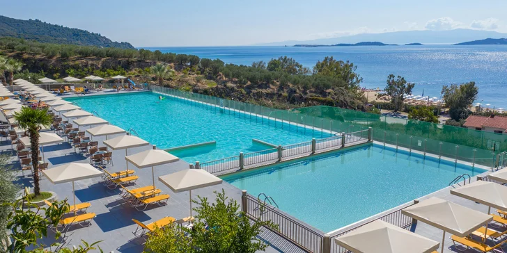 7 nocí na Chalkidiki: 4* hotel na písečné pláži, bazén, all inclusive a letenka