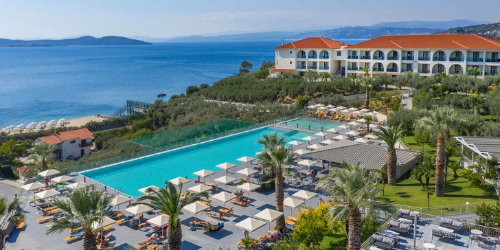 7 nocí na Chalkidiki: 4* hotel na písečné pláži, bazén, all inclusive a letenka