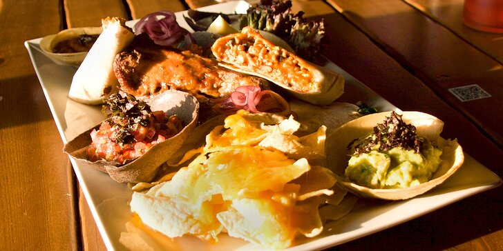 Mexická hostina pro 2 osoby: plato plné specialit, fazolová polévka a dezerty