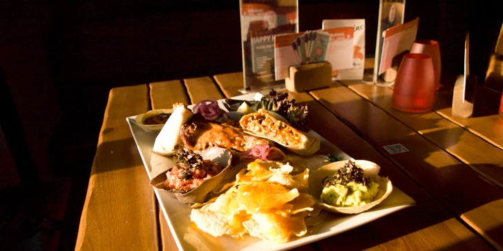 Mexická hostina pro 2 osoby: plato plné specialit, fazolová polévka a dezerty