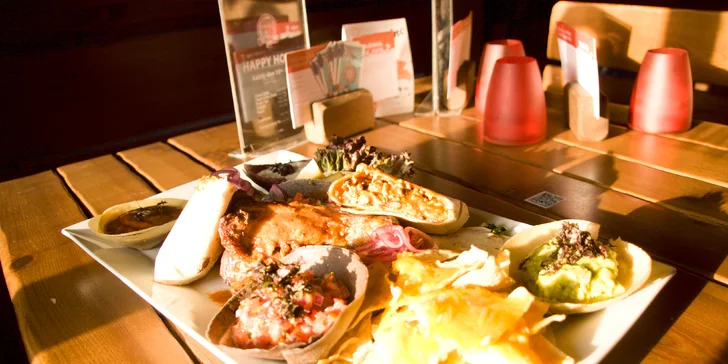 Mexická hostina pro 2 osoby: plato plné specialit, fazolová polévka a dezerty