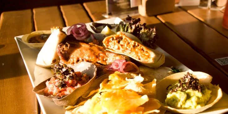 Mexická hostina pro 2 osoby: plato plné specialit, fazolová polévka a dezerty