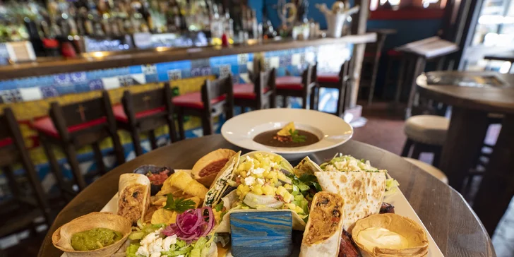Mexická hostina pro 2 osoby: plato plné specialit, fazolová polévka a dezerty