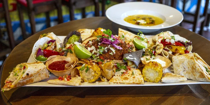 Tříchodové menu v mexické restauraci: polévka, plato specialit a dezert pro 2 osoby