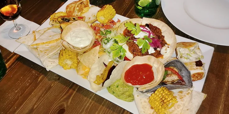Tříchodové menu v mexické restauraci: polévka, plato specialit a dezert pro 2 osoby