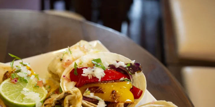 Tříchodové menu v mexické restauraci pro 2 osoby: polévka, plato dobrot a dezert