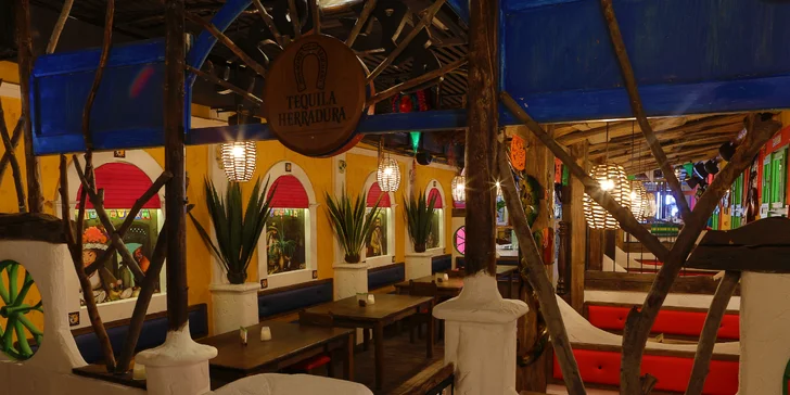 Tříchodové menu v mexické restauraci: polévka, plato specialit a dezert pro 2 osoby