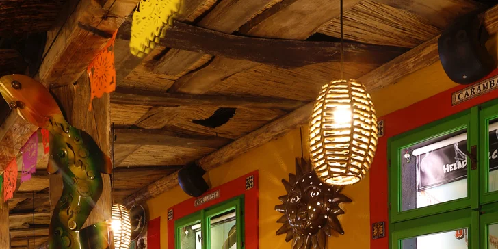 Tříchodové menu v mexické restauraci: polévka, plato specialit a dezert pro 2 osoby