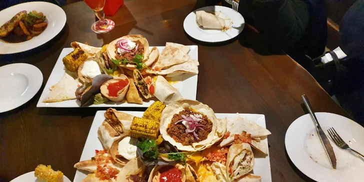 Tříchodové menu v mexické restauraci: polévka, plato specialit a dezert pro 2 osoby