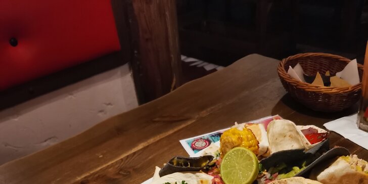 Tříchodové menu v mexické restauraci: polévka, plato specialit a dezert pro 2 osoby