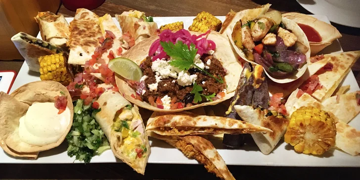 Tříchodové menu v mexické restauraci: polévka, plato specialit a dezert pro 2 osoby