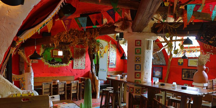 Tříchodové menu v mexické restauraci pro 2 osoby: polévka, plato dobrot a dezert
