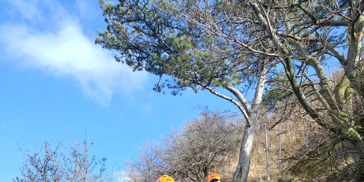 Via Ferrata pro začátečníky: lezení po Hněvíně v Mostě i s návštěvou jeskyně