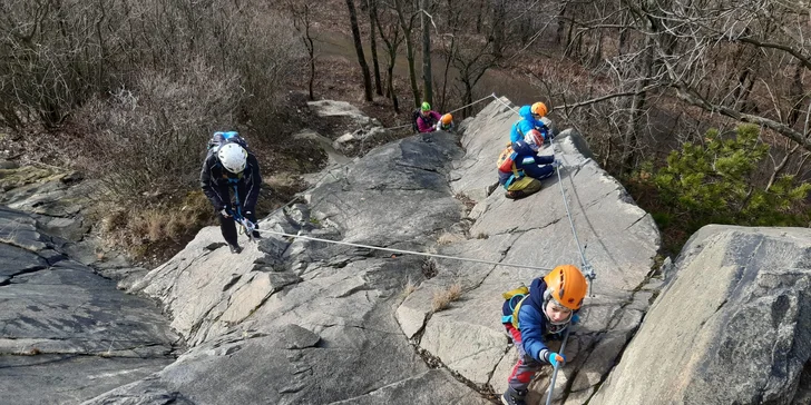 Via Ferrata pro začátečníky: lezení po Hněvíně v Mostě i s návštěvou jeskyně