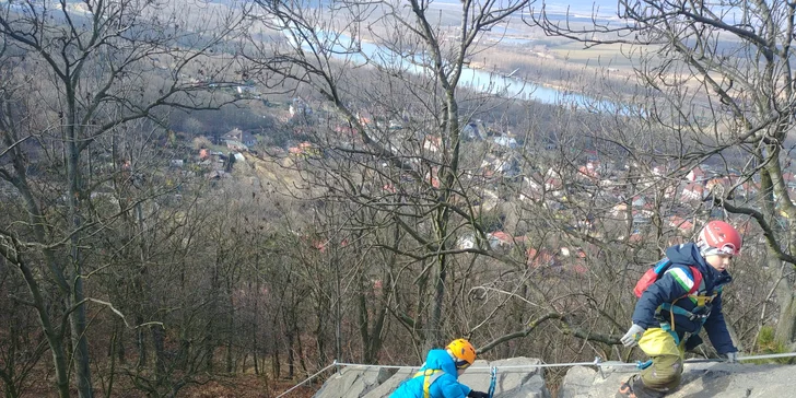 Via Ferrata pro začátečníky: lezení po Hněvíně v Mostě i s návštěvou jeskyně