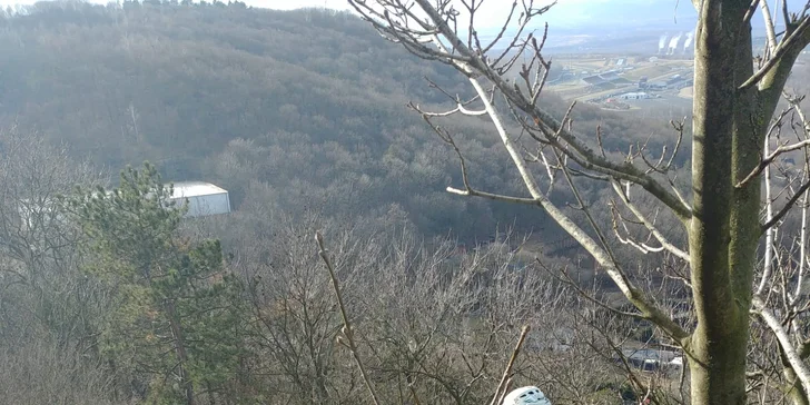 Via Ferrata pro začátečníky: lezení po Hněvíně v Mostě i s návštěvou jeskyně