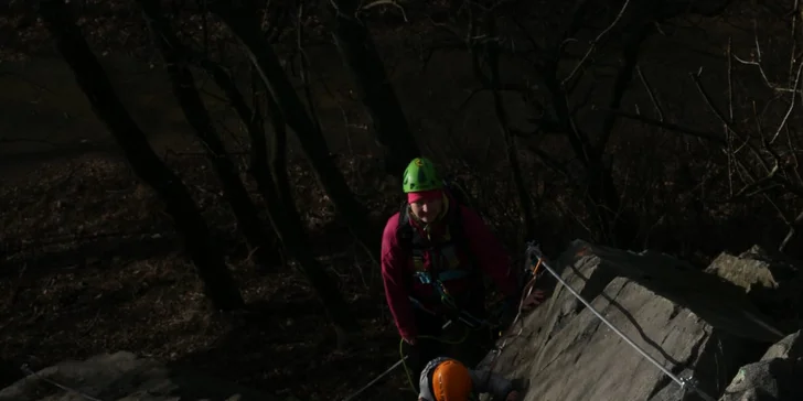 Via Ferrata pro začátečníky: lezení po Hněvíně v Mostě i s návštěvou jeskyně