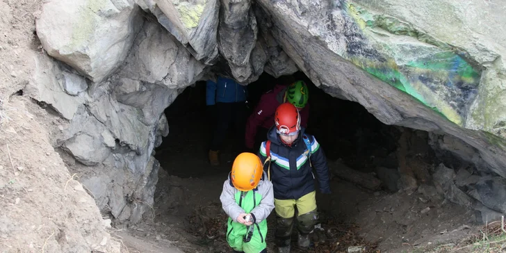 Via Ferrata pro začátečníky: lezení po Hněvíně v Mostě i s návštěvou jeskyně