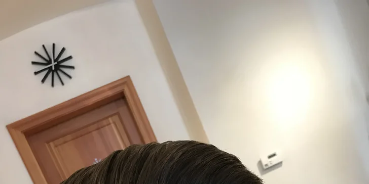 Akademický pánský střih pod dohledem profesionálního školitele