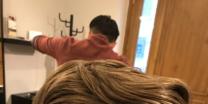 Akademický pánský střih pod dohledem profesionálního školitele