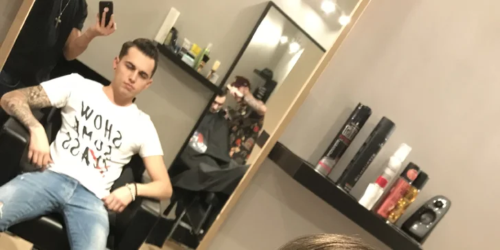 Akademický pánský střih pod dohledem profesionálního školitele