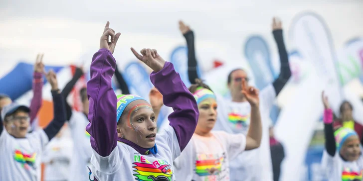 Neon Run: startovní balíček s čelenkou, svítící tyčí i medailí a bohatým občerstvením v cíli