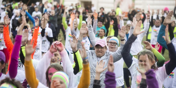 Neon Run: startovní balíček s čelenkou, svítící tyčí i medailí a bohatým občerstvením v cíli
