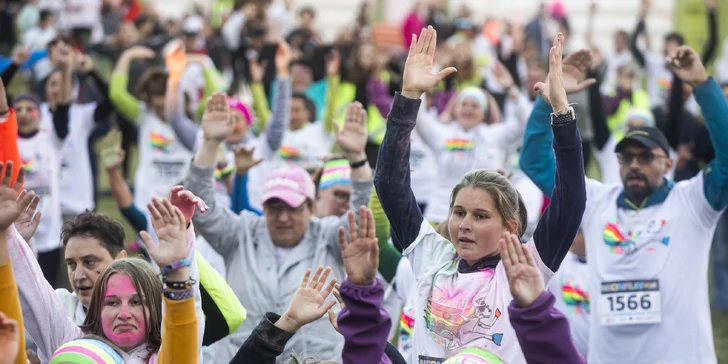 Neon Run: startovní balíček s čelenkou, svítící tyčí i medailí a bohatým občerstvením v cíli