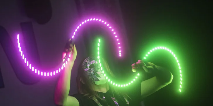 Neon Run: startovní balíček s čelenkou, svítící tyčí i medailí a bohatým občerstvením v cíli