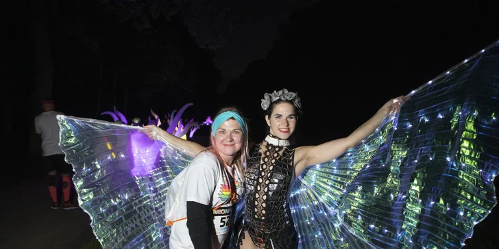 Neon Run: startovní balíček s čelenkou, svítící tyčí i medailí a bohatým občerstvením v cíli