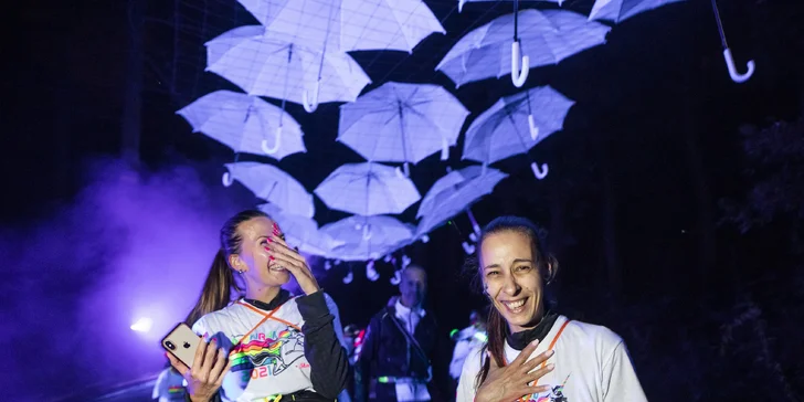 Neon Run: startovní balíček s čelenkou, svítící tyčí i medailí a bohatým občerstvením v cíli
